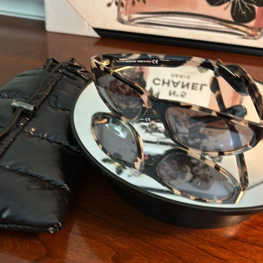 Moncler Tortoise like new condition Sunglasses. SOLD OUT - Picture 9 of 9
